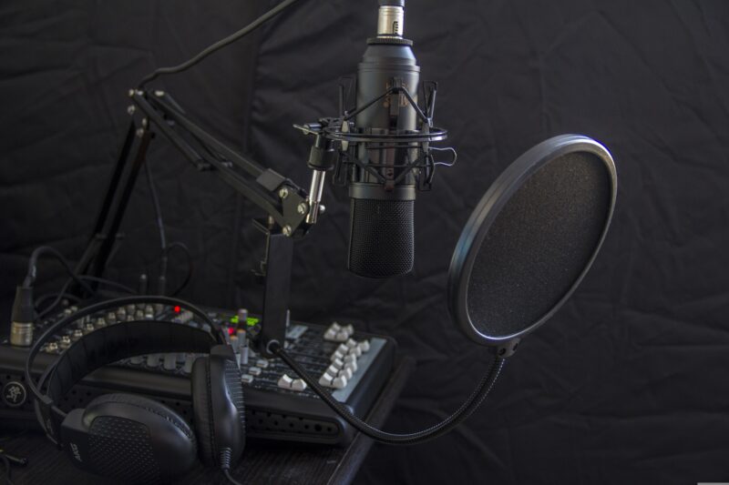 microphone-616788_1920